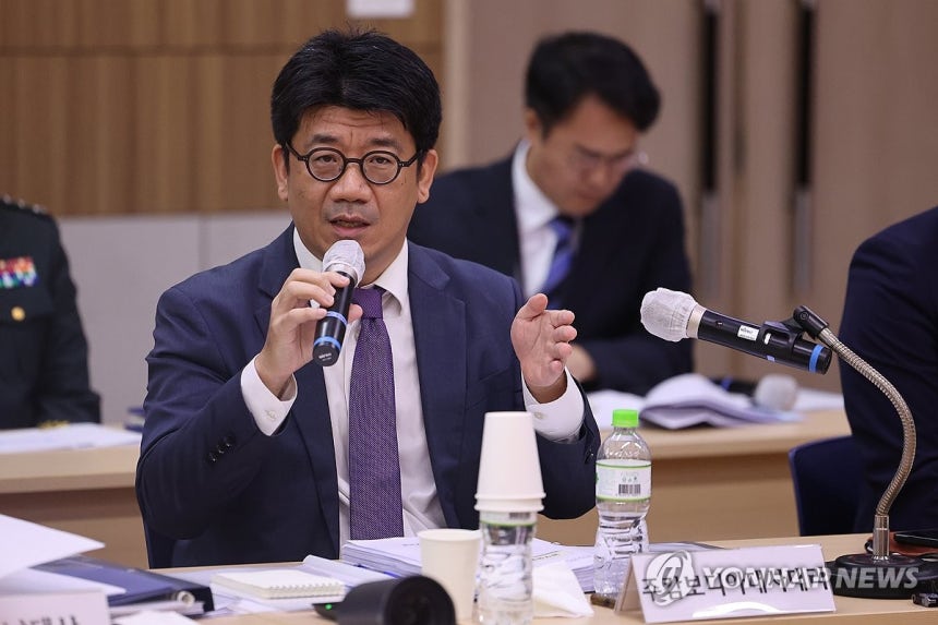 의원들 질의에 답하는 김현수 대사 대리 (프놈펜=연합뉴스) 서대연 기자 = 22일(현지시간) 캄보디아 프놈펜 주캄보디아 대사관에서 열린 국회 외교통일위원회 주캄보디아·주베트남·주태국·주라오스대사관 국정감사에서 김현수