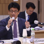 의원들 질의에 답하는 김현수 대사 대리
(프놈펜=연합뉴스) 서대연 기자 = 22일(현지시간) 캄보디아 프놈펜 주캄보디아 대사관에서 열린 국회 외교통일위원회 주캄보디아·주베트남·주태국·주라오스대사관 국정감사에서 김현수